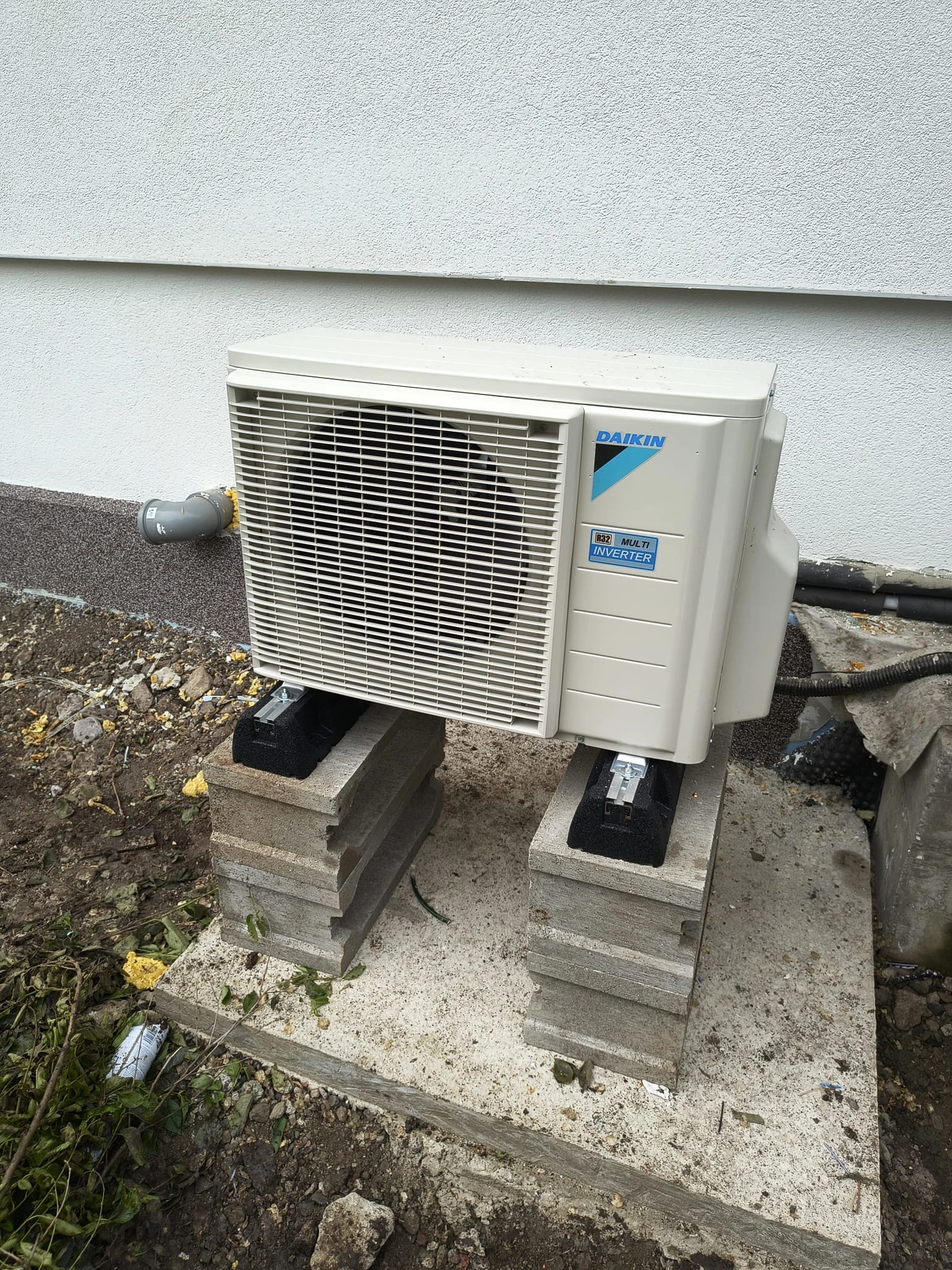 Venkovní klimatizační jednotka Sinclair / Daikin instalace