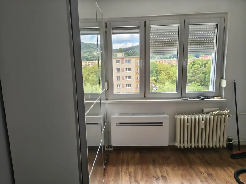 Monoblok pod oknem vedle radiátoru