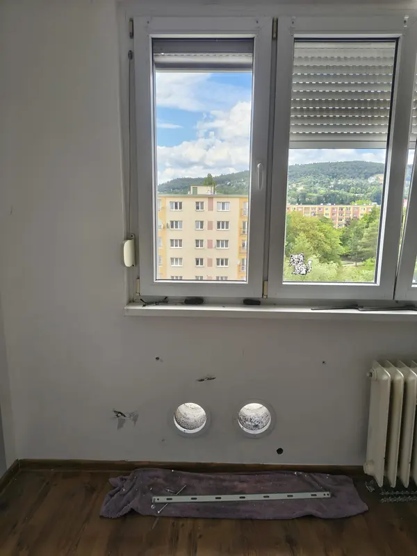 Dva prostupy zdí s průchodkami