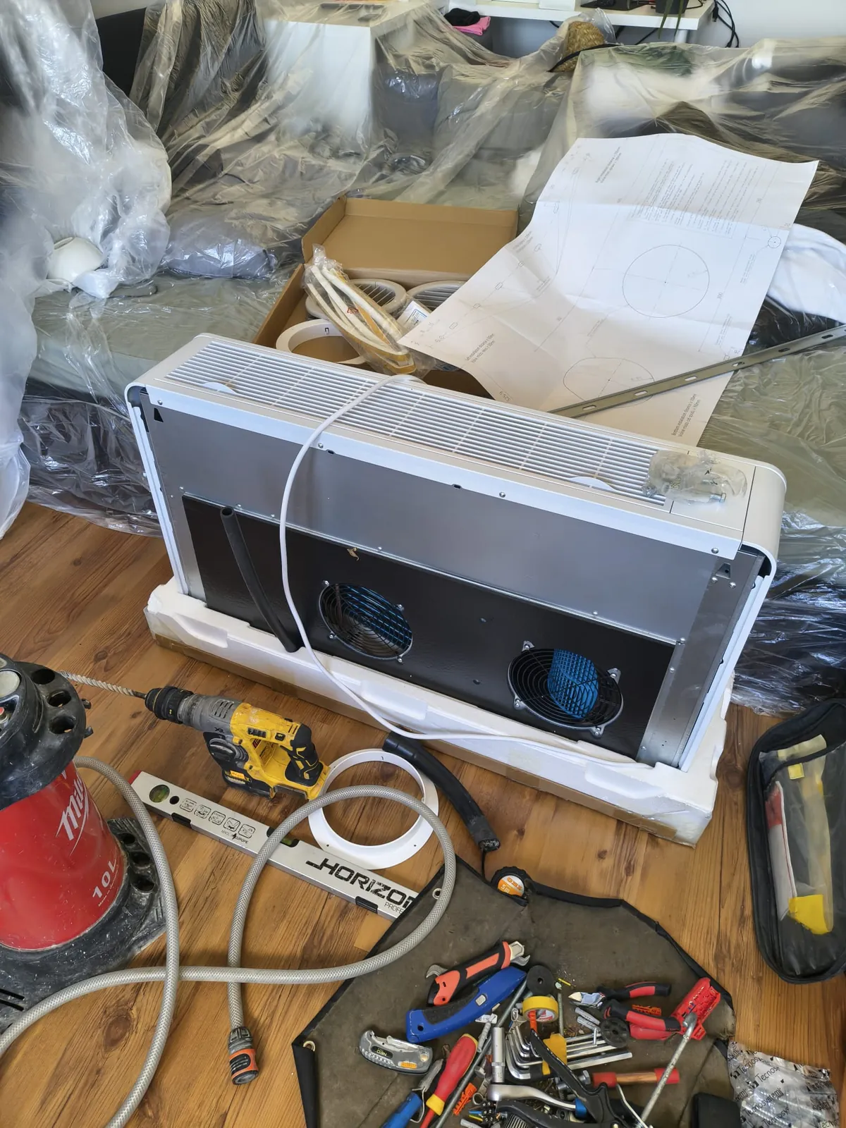 Zadní strana monobloku Sinclair se dvěma ventilátory a montážní šablona