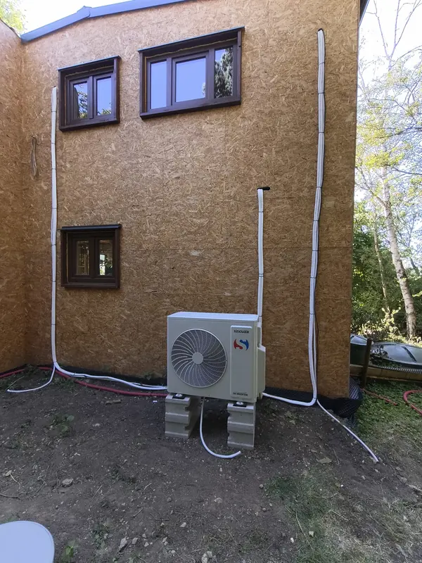 Venkovní jednotka multisplitu a tři trasy na fasádě