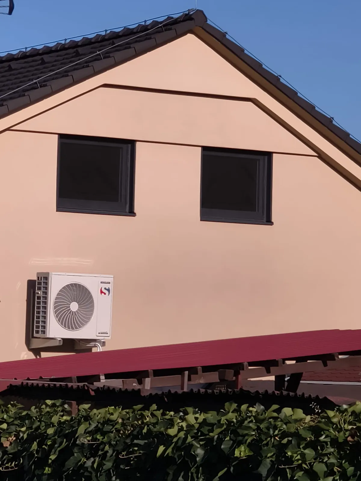 Venkovní jednotka Sinclair DC Inverter na konzoli na štítu rodinného domu v Mostě