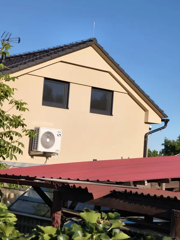 Štít rodinného domu s venkovní jednotkou na konzoli