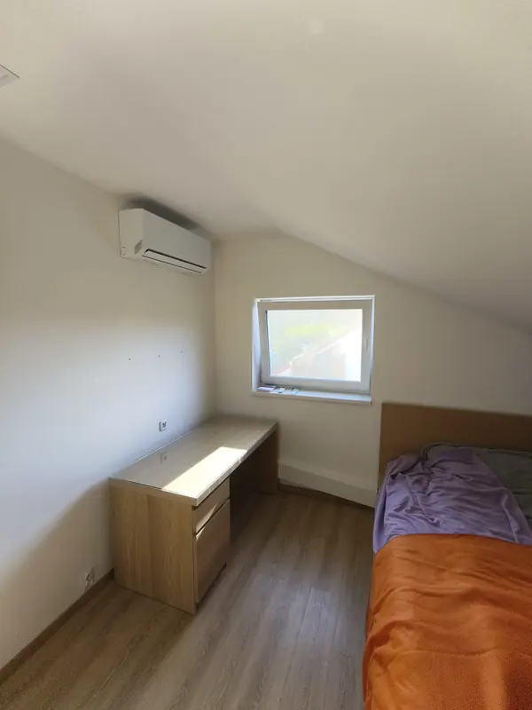Nástěnná jednotka v podkrovním pokoji nad psacím stolem