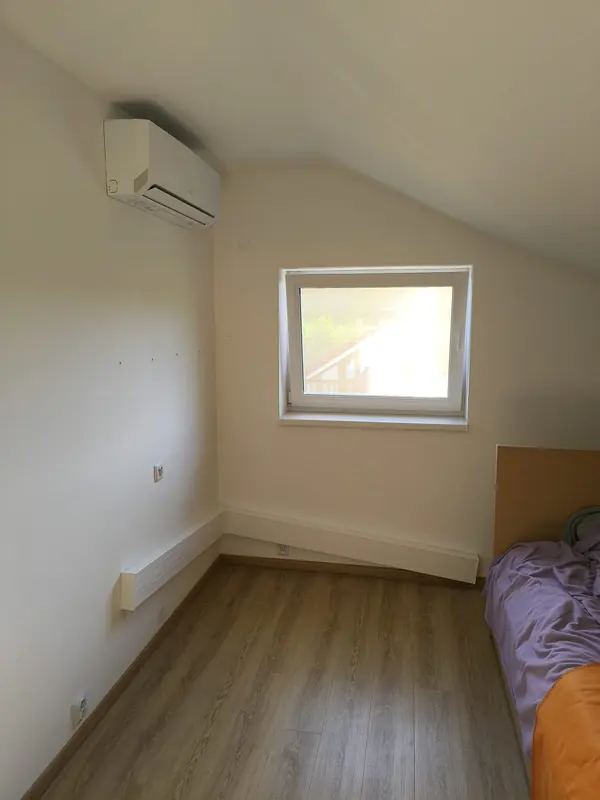 Trasa v bílé liště u podlahy
