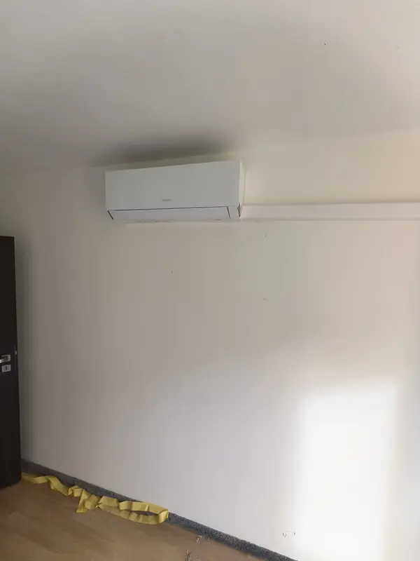 Nástěnná jednotka Sinclair Marvin v ložnici s bílou lištou
