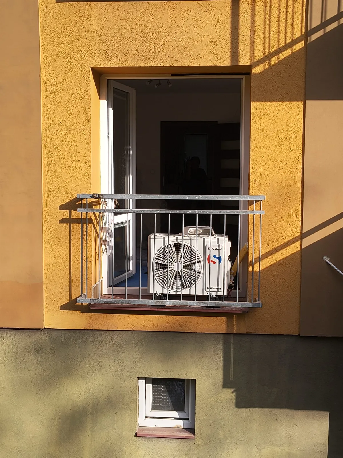 Venkovní jednotka Sinclair DC Inverter na francouzském balkonu činžáku v Mostě