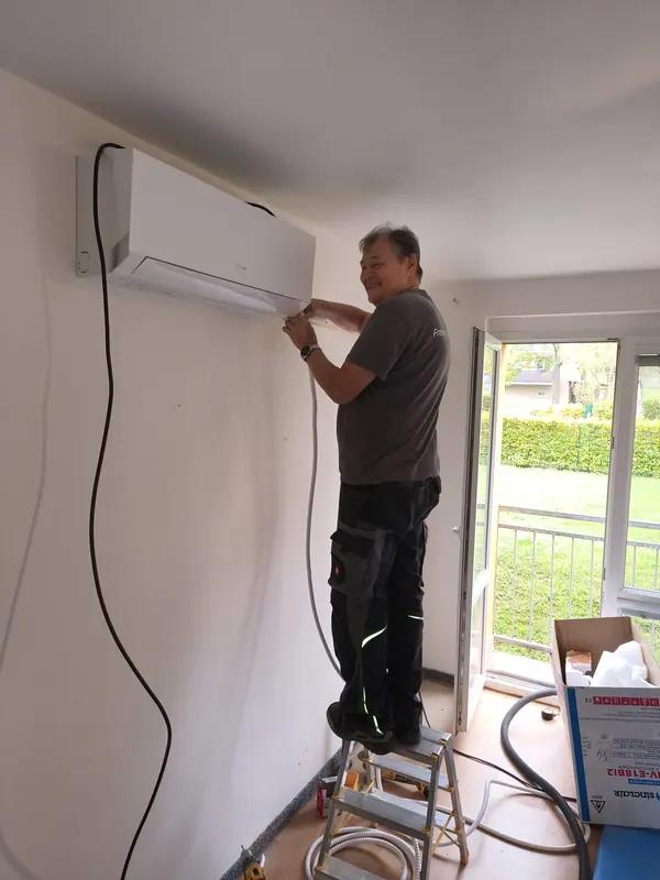 Montér při zavěšení vnitřní jednotky
