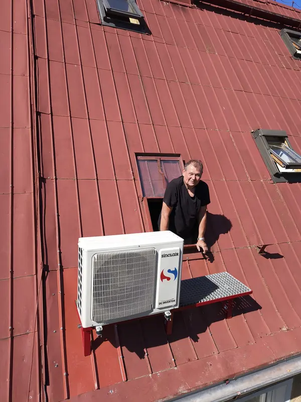Venkovní jednotka Sinclair DC Inverter na střeše