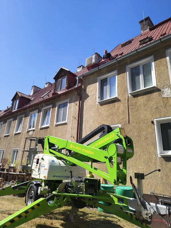 Pojízdná montážní plošina u bytového domu