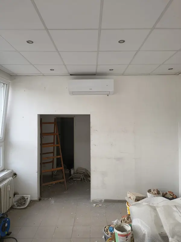 Nástěnná jednotka Sinclair Breon pod podhledem v rekonstruované místnosti