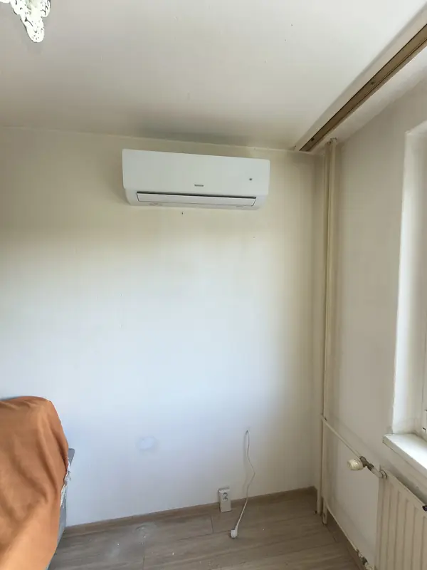 Vnitřní jednotka před dokončením trasy, vedle visí kabel