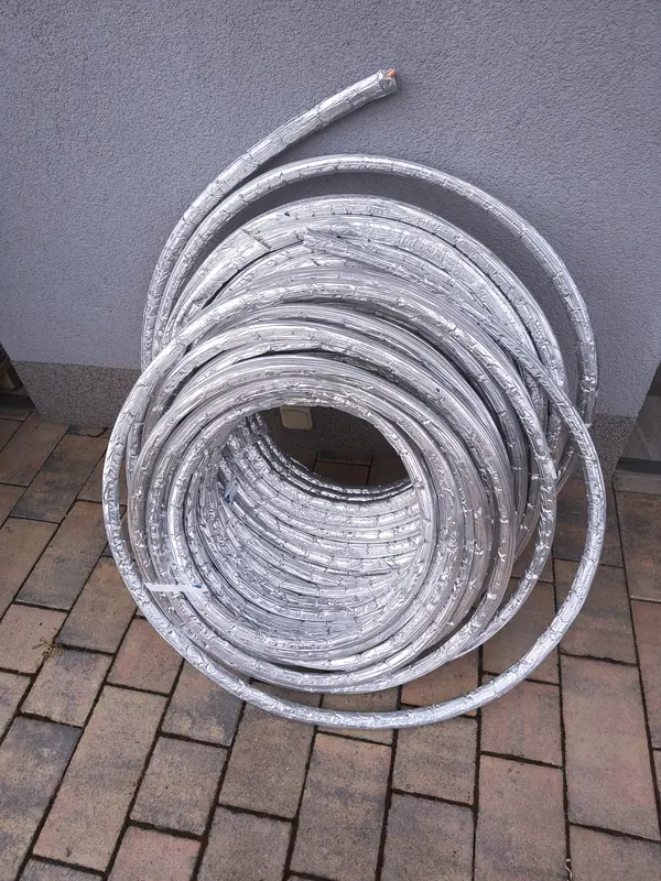Měděné potrubí v izolaci s hliníkovou fólií
